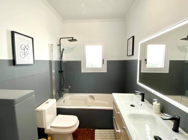Rénovation complète d'une salle de bain : murs, mobiliers avec des films adhésifs Cover Styl' - Pro'Film