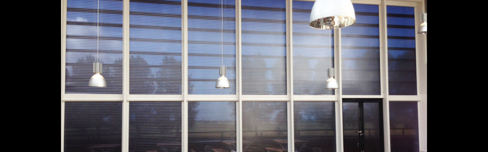 Les stores films de Solar Screen écran géant avec film cobalt plissé par ProFilm 82